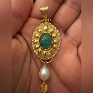Vintage  750 pearl and green cobochon pendant